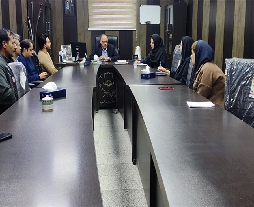 برگزاری جلسه اداری با حضور ریاست و معاون و کلیه کارکنان دانشکده